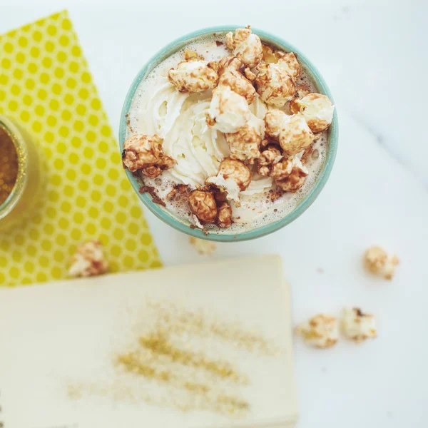 Cuaderno y Café con Palomitas de Chocolate. Concepto creativo —  Fotos de Stock