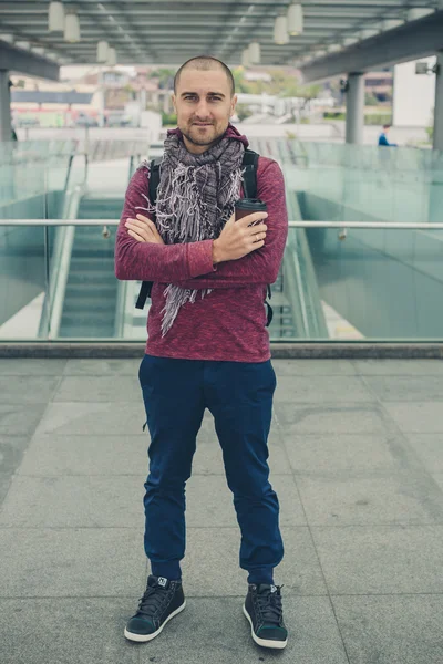 Retrato de um jovem em roupas de moda hipster em Hong Kon — Fotografia de Stock