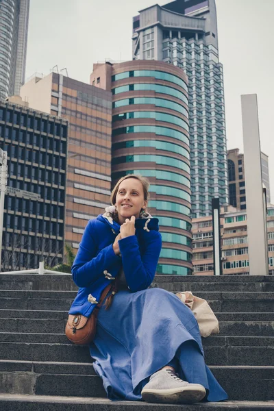 Portret van een jonge vrouw in een trendy hipster kleren in Ho — Stockfoto