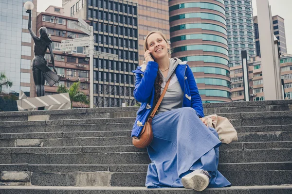 Retrato de una joven con una ropa hipster de moda en Ho — Foto de Stock