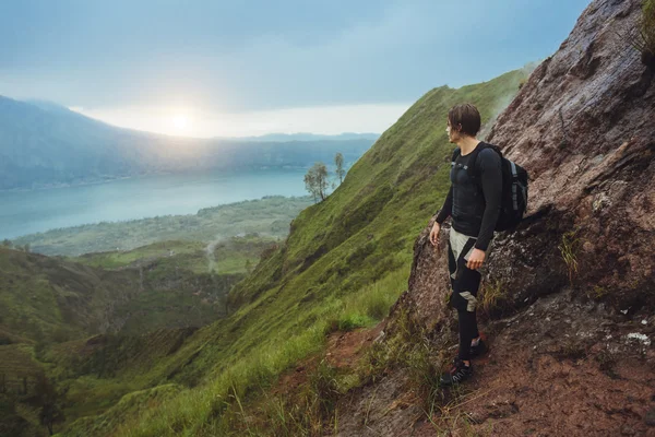 Hiker man looking at sunrise on the mountain,freedom concept. As — Stock Photo, Image