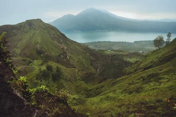 Bellissima montagna nella nebbia mattutina, Batur, Bali, Indonesi — Foto Stock