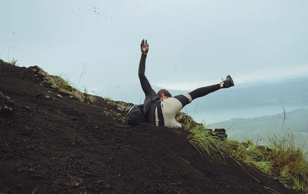 Un jeune homme tombe de la montagne — Photo