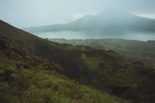 Wunderschöner berg im morgendlichen nebel, batur, bali, indonesi — Stockfoto