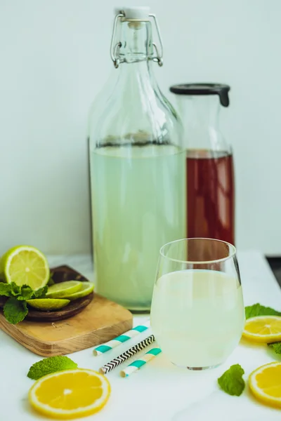 Домашняя Комбуха с лаймом и лимоном в бутылке — стоковое фото