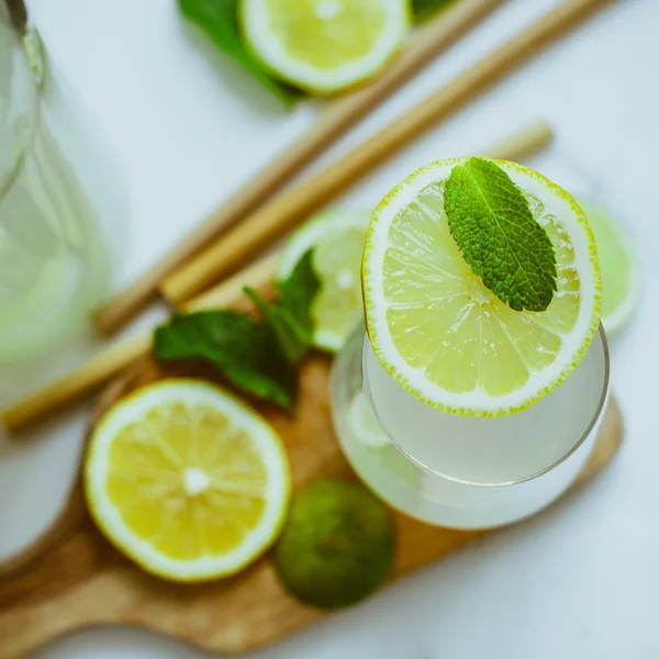 Kombucha casera con lima y limón en la botella —  Fotos de Stock