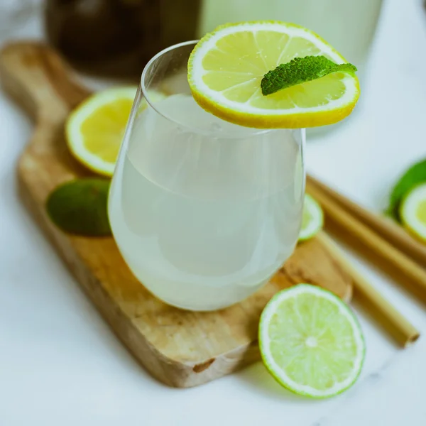 Kombucha casera con lima y limón en la botella —  Fotos de Stock