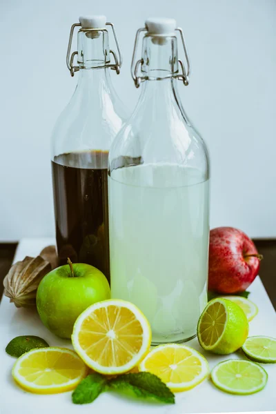 Kombucha casera con lima y limón en la botella — Foto de Stock