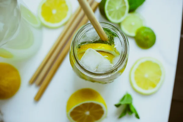 Kombucha con lima y limón en la botella — Foto de Stock