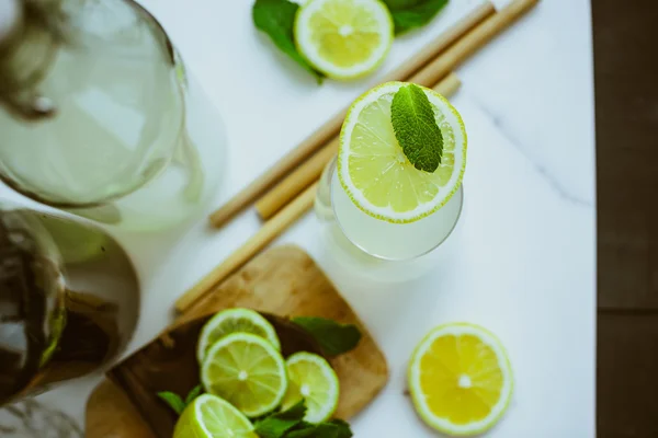 Kombucha casera con lima y limón en la botella —  Fotos de Stock