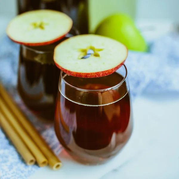 Maçã caseira Kombucha em copos de vidro — Fotografia de Stock