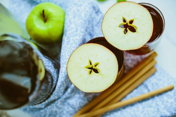 Manzana casera Kombucha en vasos de vidrio — Foto de Stock