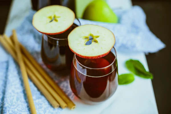 Manzana casera Kombucha en vasos de vidrio — Foto de Stock