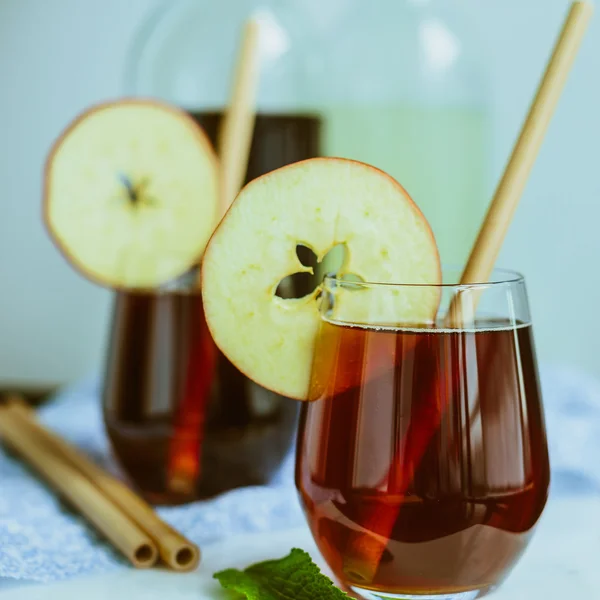 Manzana casera Kombucha en vasos de vidrio — Foto de Stock