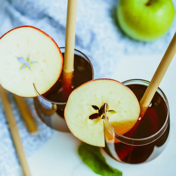 Manzana casera Kombucha en vasos de vidrio — Foto de Stock