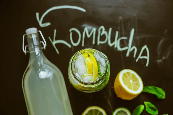 A házi készítésű Kombucha gyümölcsökkel felülnézet — Stock Fotó