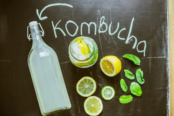 A házi készítésű Kombucha gyümölcsökkel felülnézet — Stock Fotó