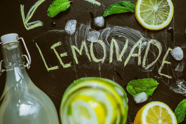 Pohled shora na domácí ovoce limonáda — Stock fotografie