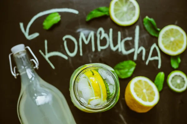 Vista superior de Kombucha casero con frutas — Foto de Stock