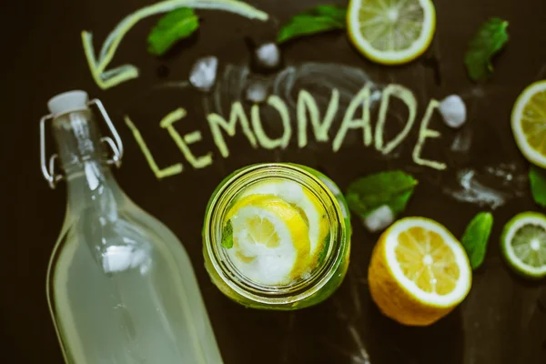 A házi készítésű gyümölcs limonádé felülnézet — Stock Fotó