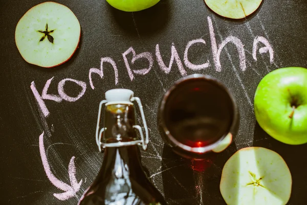 Meyve ile ev yapımı Kombucha üzerinde Üstten Görünüm — Stok fotoğraf