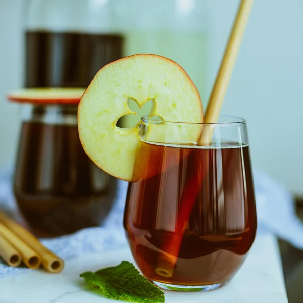 Manzana casera Kombucha en vasos de vidrio — Foto de Stock