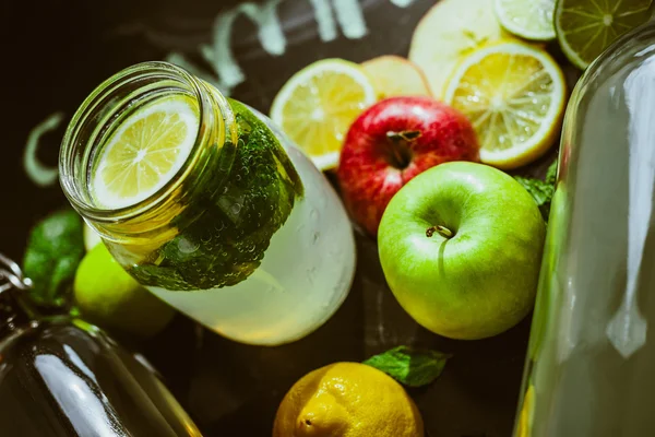 Meyve ile ev yapımı Kombucha üzerinde Üstten Görünüm — Stok fotoğraf