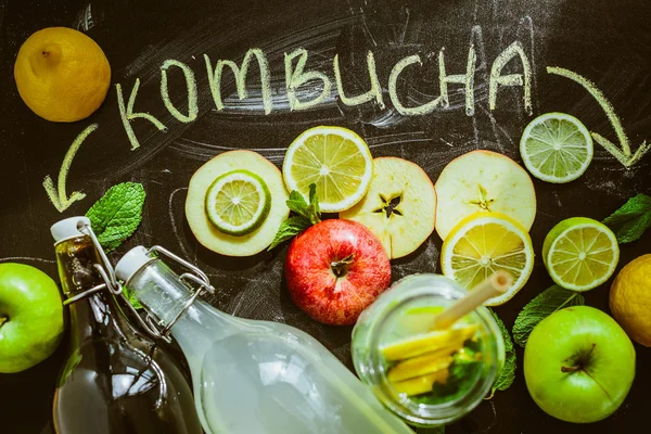 Vista superior de Kombucha casero con frutas — Foto de Stock