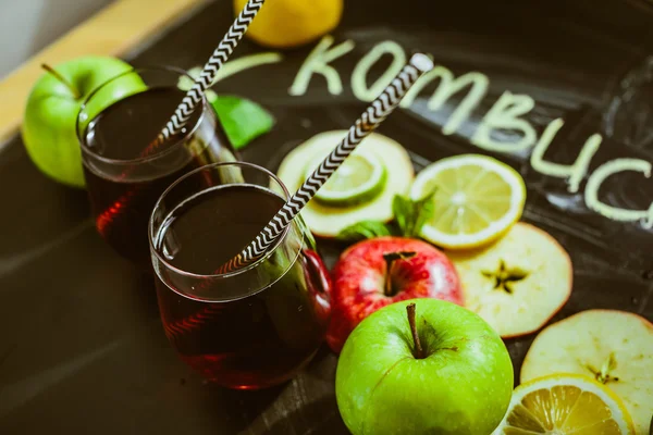 Vista dall'alto sulla Kombucha fatta in casa con frutta — Foto Stock