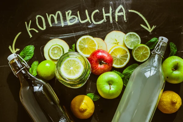 Vista superior de Kombucha casero con frutas — Foto de Stock