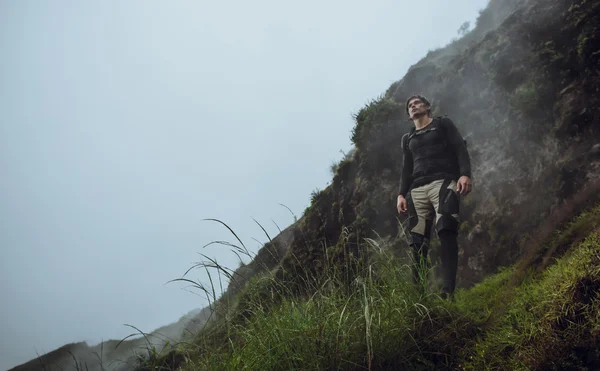 Ritratto di uomo escursionista in posa sulla montagna, concetto di libertà. A — Foto Stock