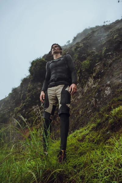 Ritratto di uomo escursionista in posa sulla montagna, concetto di libertà. A — Foto Stock