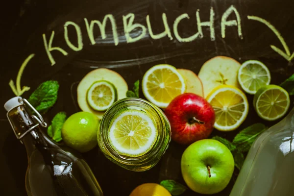 Meyve ile ev yapımı Kombucha üzerinde Üstten Görünüm