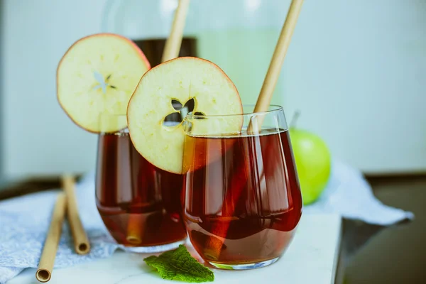 Vista superior de Kombucha casero con frutas — Foto de Stock