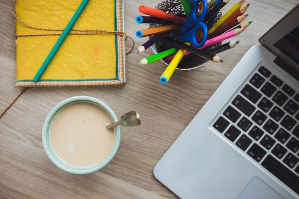 Είδη γραφείου με έξυπνο τηλέφωνο laptop και Καφές Κύπελλο στυλό το Σημειωματάριο — Φωτογραφία Αρχείου