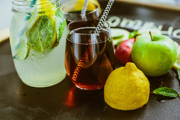 Vista dall'alto sulla Kombucha fatta in casa con frutta — Foto Stock