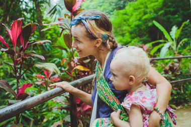 Hipster anne ve kızı parkta yürüyüş