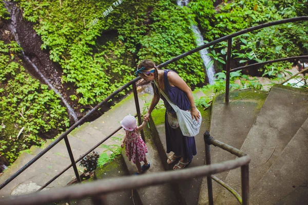 Hipster anne ve kızı parkta yürüyüş — Stok fotoğraf