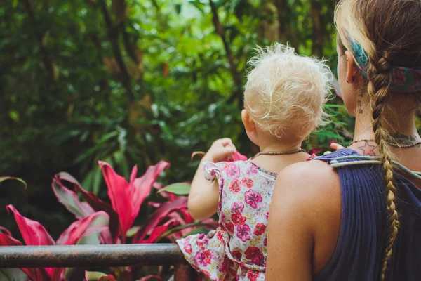 Hipster mother and daughter walking in the park — Stock Photo, Image