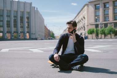 Bir kaykay ile telefon şehir moda adam