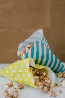 Şerit ve noktalar paket çikolata patlamış mısır film kavramının