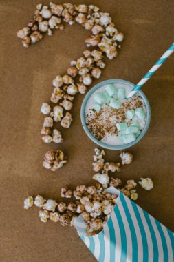 Çikolata patlamış mısır ve marshmallow sinema kavramı Qu ile kahve