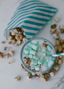 Çikolata patlamış mısır ve kahve Marshmallows sinema konsepti ile