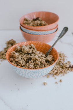 Kahverengi ahşap arka plan üzerine bir kase müsli