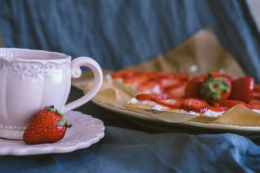 Çilekli Tart çay ile Ricotta dolgulu