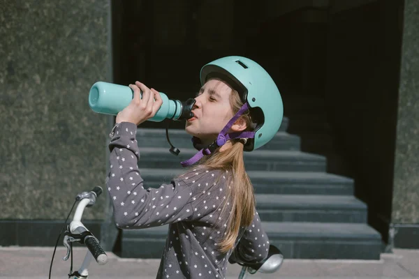 Nastoletnie dziewczyny odpoczynku przy ulicy z wody pitnej rowerów — Zdjęcie stockowe