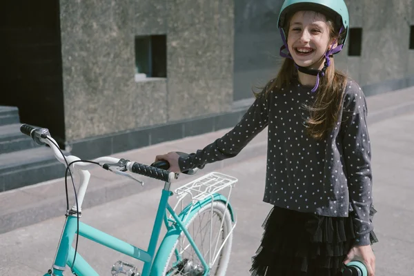 Nastoletnie dziewczyny odpoczynku przy ulicy z rowerem — Zdjęcie stockowe
