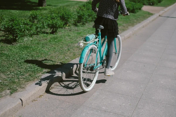 Nastoletnie dziewczyny jazda przy ulicy z rowerem — Zdjęcie stockowe