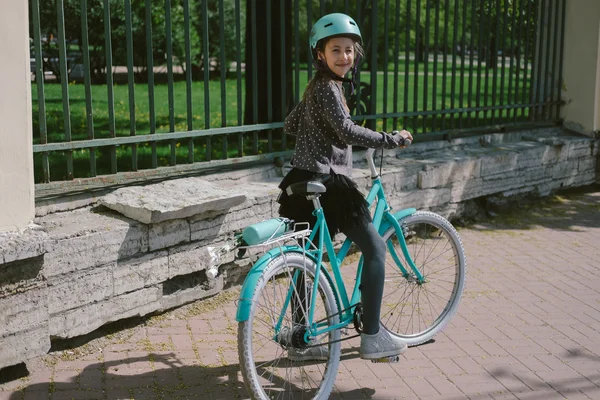 Nastoletnie dziewczyny jazda przy ulicy z rowerem — Zdjęcie stockowe