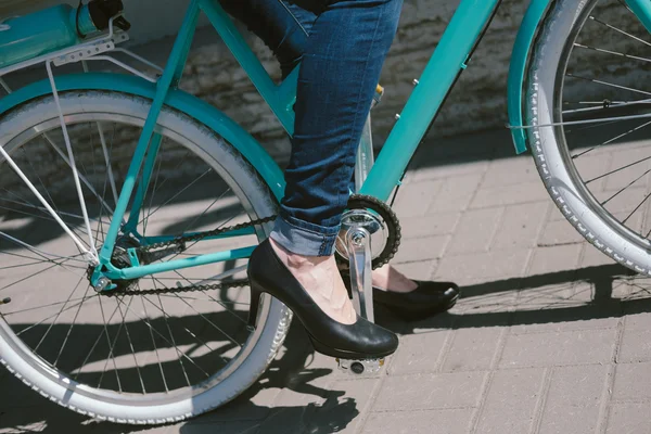 Kvinnliga fötter i skor på cykeln — Stockfoto